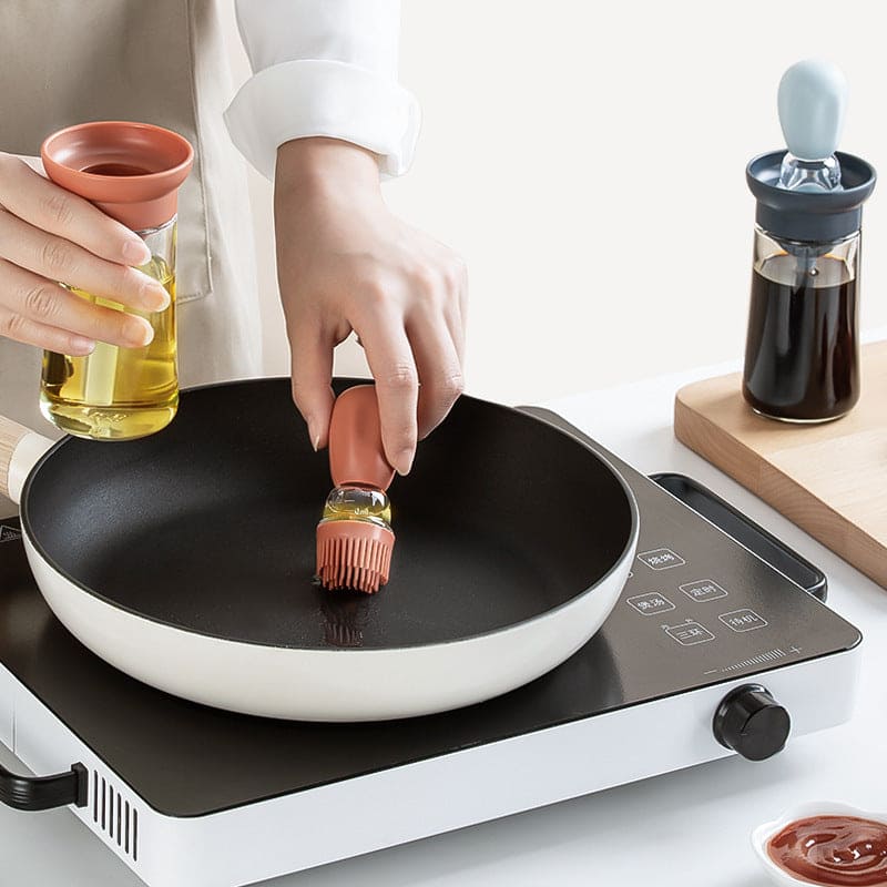 Multifunctional Silicone Kitchen Brush with Integrated Oil Bottle and Seasoning Measurement - Ideal for Baking, Barbecue, and Pancake Making